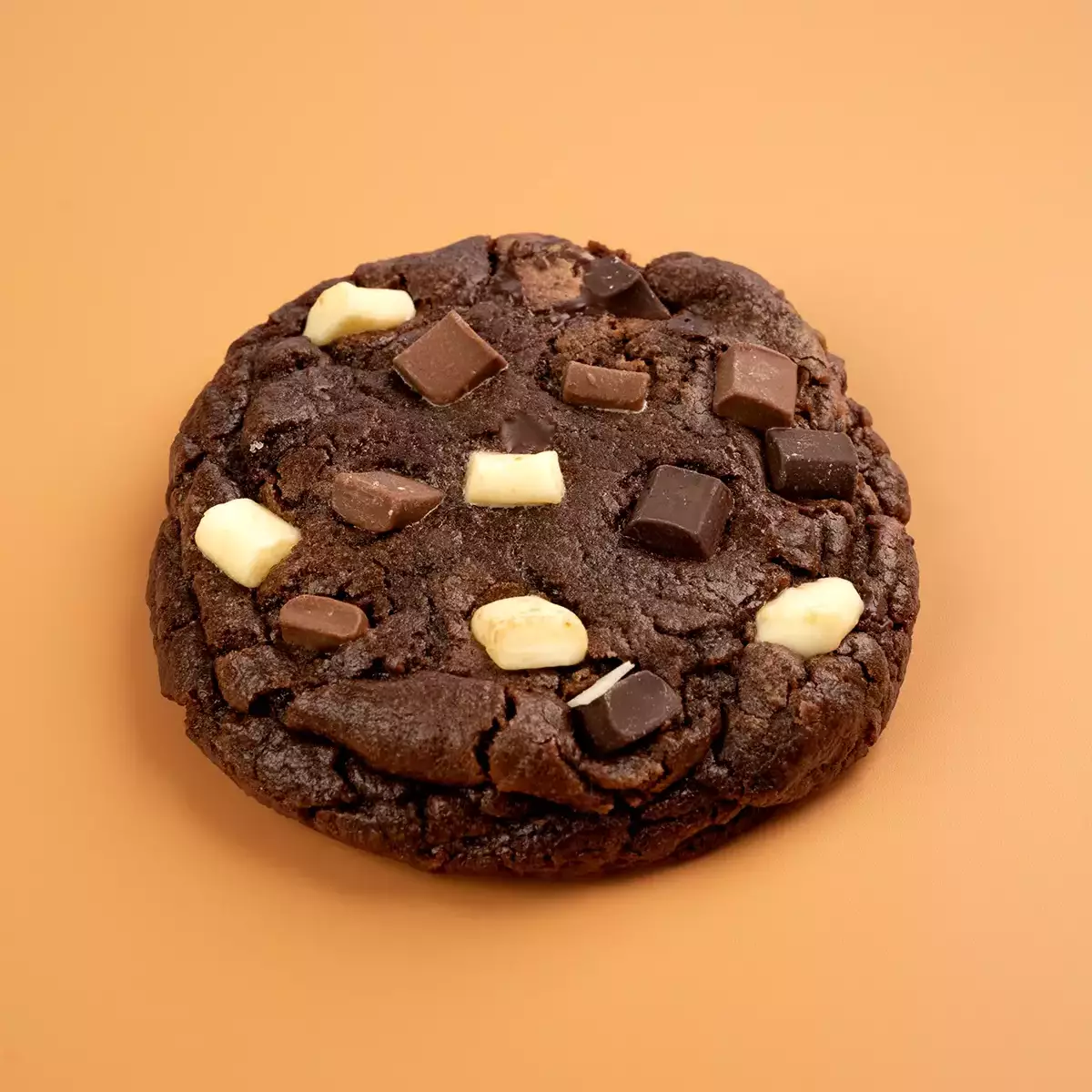 Photo d'un cookie artisanal goût trois chocolats